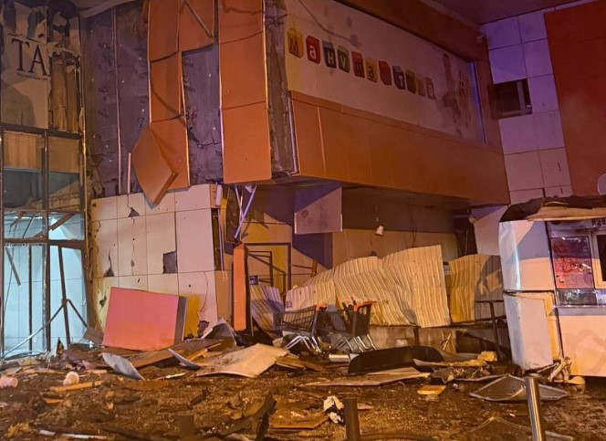 У Сумах росіяни дроном вдарили по торговому центру, є загиблі У Сумах росіяни дроном вдарили по торговому центру, є загиблі